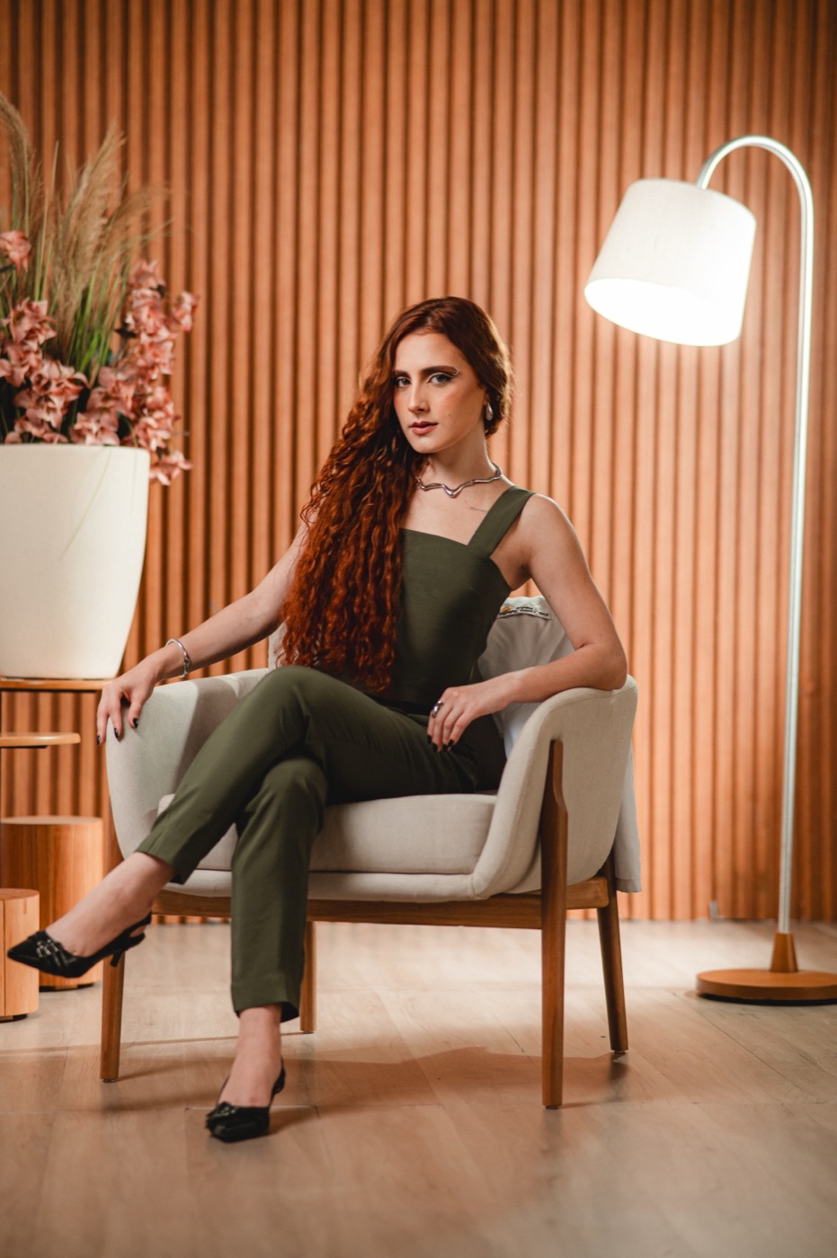 Dra. Camila Sabadini sentada em uma poltrona